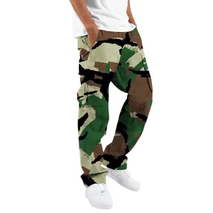 Detaillierte Ansicht der lockeren Camouflage-Cargohose für Herren mit praktischen Taschen