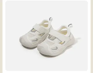 Nahaufnahme weißer, atmungsaktiver Mesh-Babylauflernschuhe mit Zehenschutz
