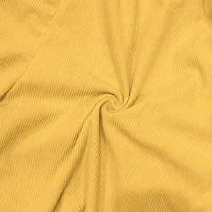 Dettaglio ravvicinato del tessuto a coste gialle per pantaloncini sportivi casual da uomo.