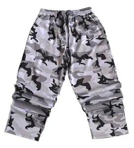 Detailansicht des weiß-grauen Camouflage-Musters auf lockeren Cargo-Hosen mit Tasche