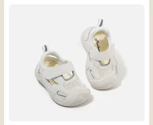 Detailansicht der weißen, atmungsaktiven Mesh-Sneaker für Kleinkinder mit Zehenschutz
