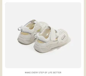 Rückansicht weißer, atmungsaktiver Mesh-Lauflernschuhe für Kinder mit Klettverschluss