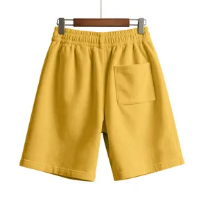 Vista posteriore di pantaloncini in velluto a coste giallo senape con vita elastica
