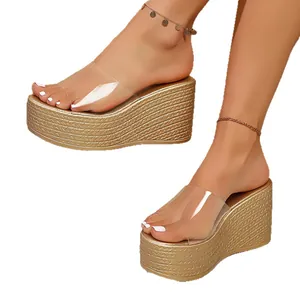 Sandales compensées dorées élégantes avec brides en PVC transparent pour l'été.