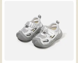 Silberne atmungsaktive Mesh-Sandalen für Kleinkinder mit Klettverschluss und Zehenschutz.