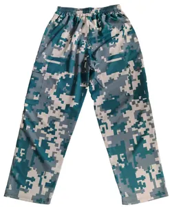 Vorderansicht der Herren-Cargo-Camo-Hose mit elastischem Bund und Taschen.
