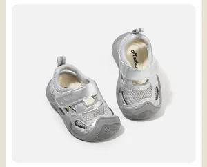 Detailaufnahme der silbernen Kleinkinder-Sandalen mit atmungsaktivem Mesh und Klettverschluss.