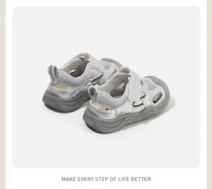 Detailansicht silberner atmungsaktiver Baby-Sportsandalen mit Anti-Kollisions-Kappe