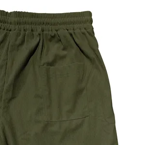 Dettaglio macro dei pantaloncini casual in velluto a coste verde militare per uomini.