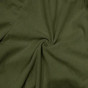 Primo piano del tessuto in velluto a coste verde militare con trama a costine