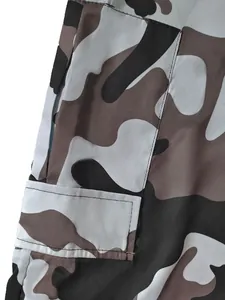 Detailansicht der Seitentasche einer Herren-Camo-Cargohose mit sehr robusten Nähten.