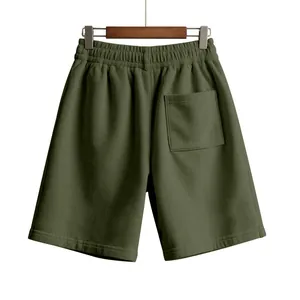 Vista posteriore di pantaloncini casual in velluto a coste verde oliva da uomo con tasca