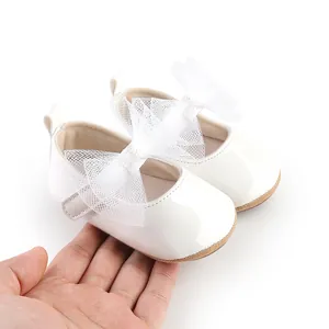 Zapatos blancos de princesa para bebé con lazo de malla grande, estilo elegante.
