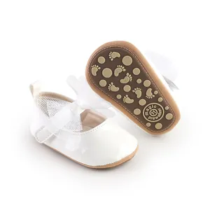 Zapatos de princesa blancos para bebé con gran lazo de encaje y detalle de suela