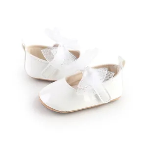 Zapatos de princesa para bebé blanco con delicado lazo de malla y acabado brillante.