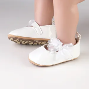 Gedetailleerd overzicht van witte baby-meisjes prinses loopschoenen met een kanten strik