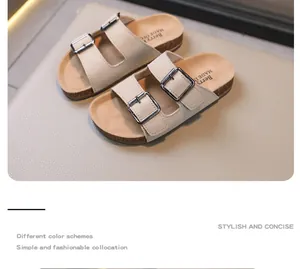 Dettaglio sandali in sughero beige per bambini con fibbie regolabili