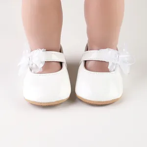 Elegante witte lakschoenen voor babymeisjes met een verfijnde kanten strik detail