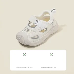 Atmungsaktiver weißer Kleinkind-Mesh-Sportschuh mit Zehenschutz und Klettverschluss