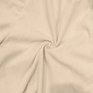 Dettaglio ravvicinato del morbido tessuto in velluto a coste beige per shorts uomo