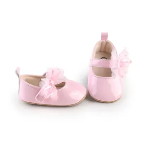 Close-up van roze lakschoenen voor baby meisjes met een elegante tule vlinder decoratie