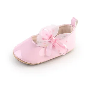 Detailopname van roze lakleren babyschoentje voor meisjes met elegante mesh strik detail