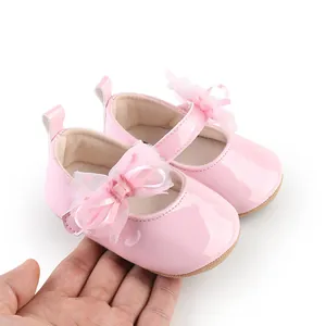 Roze laklederen babymeisje Mary Jane schoenen met een mesh stippenstrik detail.