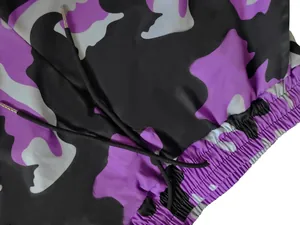 Detailaufnahme von lila Camouflage-Cargohose mit elastischem Bund und Kordelzug