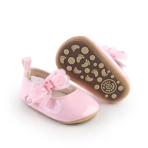 Detail van roze baby prinsessenschoenen met kantstrik en antislip rubberen zool