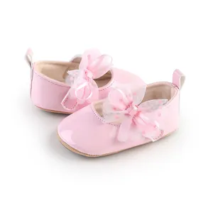 Detailweergave van roze lakschoenen voor baby meisjes met mesh strikjes en zachte voering