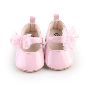 Gedetailleerde weergave van roze baby Mary Jane schoenen met kanten bloemversiering