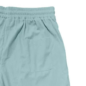 Vista dettagliata dei pantaloncini di velluto a coste azzurri da uomo con elastico in vita.