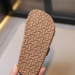 Suola marrone antiscivolo per sandali in sughero per bambini con grip