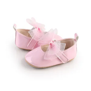 Primer plano de zapatos de princesa rosas para bebé niña con lazo de tul
