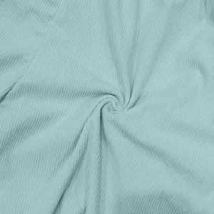 Primo piano del tessuto a coste azzurro con trama verticale per pantaloncini da uomo