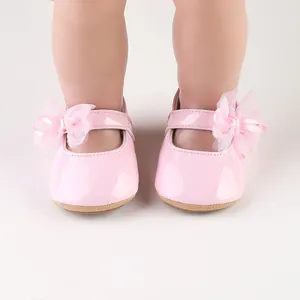 Detailopname van roze lakleren prinsessenschoenen voor baby meisjes met bloemdetail