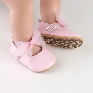 Primer plano de zapatos de princesa rosas para bebé con detalle de lazo de tul suave