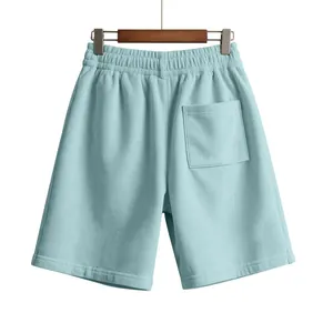 Vista posteriore di pantaloncini di velluto a coste azzurri uomo con dettaglio tasca