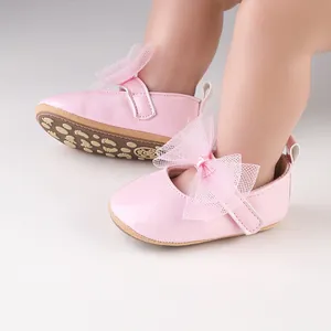 Elegantes zapatos de princesa en charol rosa para bebé con lazo de malla fino