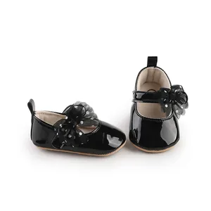 Detail van glanzende zwarte baby prinsessenschoenen voor meisjes met polkadot strik