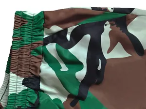 Nahaufnahme des elastischen Bundes einer Herren-Cargohose im Tarnmuster