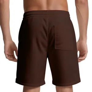 Vista dettagliata dei pantaloncini in velluto a coste marroni da uomo con tasca posteriore.