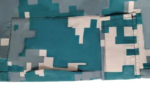Detaillierte Nahaufnahme des blauen digitalen Tarnstoffs und der Tasche einer Cargohose