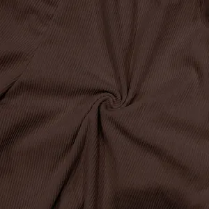 Dettaglio macro della texture del tessuto in velluto a coste marrone per pantaloncini