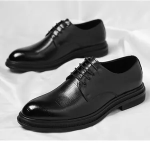 Primer plano de zapatos de cuero negro para hombre con elegante textura en relieve