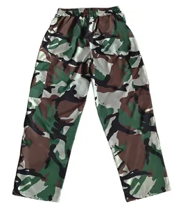 Detailansicht der Cargo-Taschen an der locker sitzenden Herrenhose mit Wald-Tarnmuster