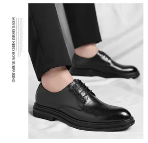 Detalle de cerca de zapato de vestir de cuero negro para hombre con textura