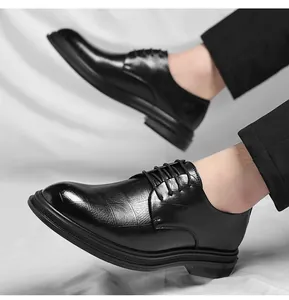 Detalle de elegantes zapatos de vestir para hombre en cuero negro con textura grabada.