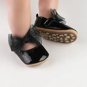 Zapatos de princesa para bebé en charol negro con lazo de malla antideslizante