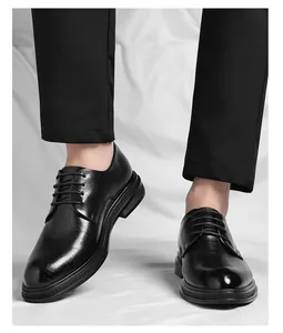 Vista detallada de zapatos de vestir negros para hombre con textura de cuero grabado.